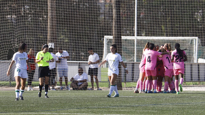 Las jugadoras del Córdoba Femenino se lamentan mientras el Espanyol celebra el primer gol.