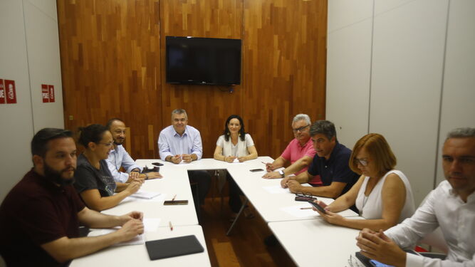 Santos Cerdán y Rafi Crespín reunidos con los alcaldes socialistas de los municipios cordobeses de más de 20.000 habitante.