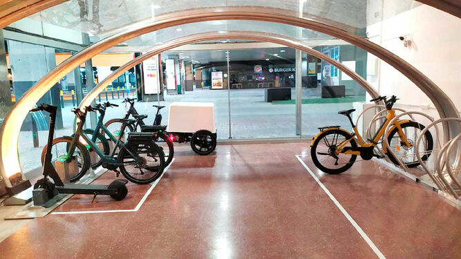 Aparcamiento de bicicletas en una estación.