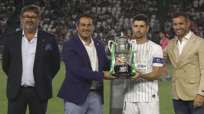 Pablo Lozano, durante la entrega del trofeo de campeón de liga a Javi Flores.