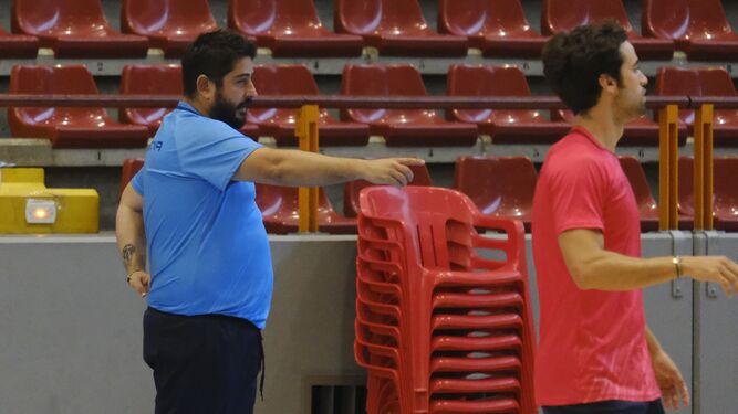 Josan González hace indicaciones durante un entrenamiento en Vista Alegre.