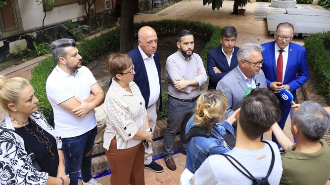 Morales junto a otros alcaldes del PSOE antes del inicio del Pleno.