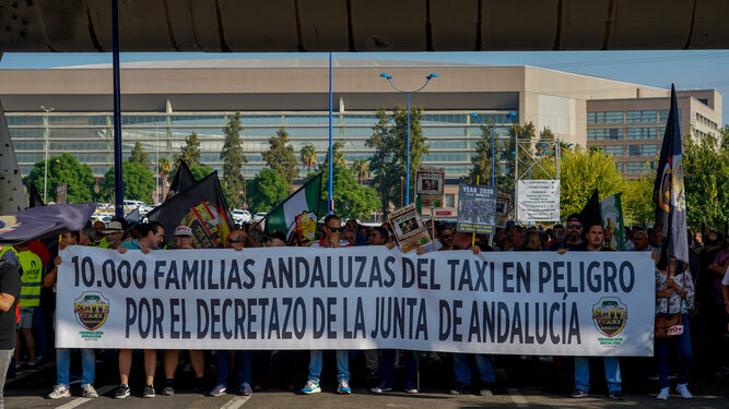 Manifestación de los taxistas este jueves en Sevilla.