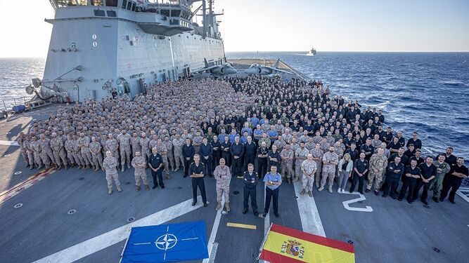 Foto de las unidades que han participado en el ejercicio en la cubierta del 'Juan Carlos I'