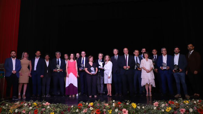 Foto de familia de las autoridades con los premiados en la Gala del Turismo 2022.