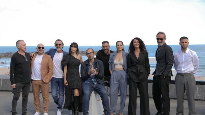 Los actores de 'La novia gitana', con el cineasta Paco Cabezas en el centro, este miércoles en San Sebastián