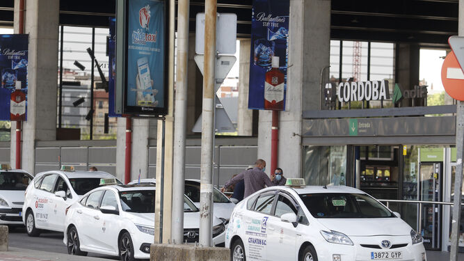 Taxis en la parada de la estación de AVE de Córdoba.