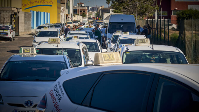 Un grupo de taxistas se manifiestan en Cádiz por la norma que regulará esta semana la actividad de los VTC.