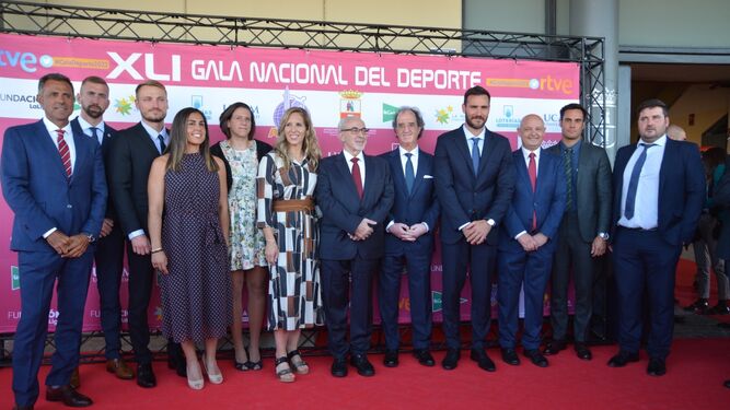 Los laureados piragüistas españoles posan antes de la Gala del Deporte.
