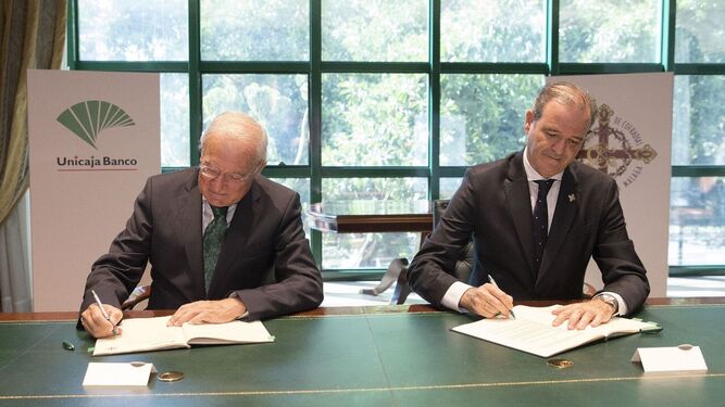 Firma del convenio entre Manuel Azuaga y Pablo Atencia.