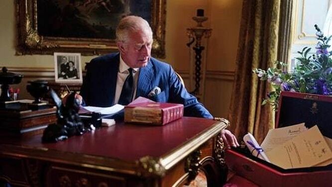 Carlos III en su despacho de Buckingham, en su primera foto