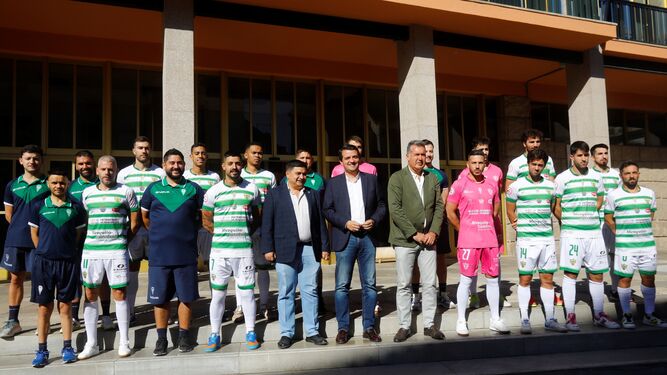 Los miembros del Córdoba Futsal, junto al alcalde, a las puertas del Ayuntamiento.
