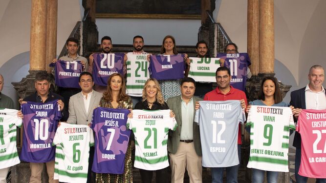 Las autoridades posan con las camisetas del Córdoba Futsal.