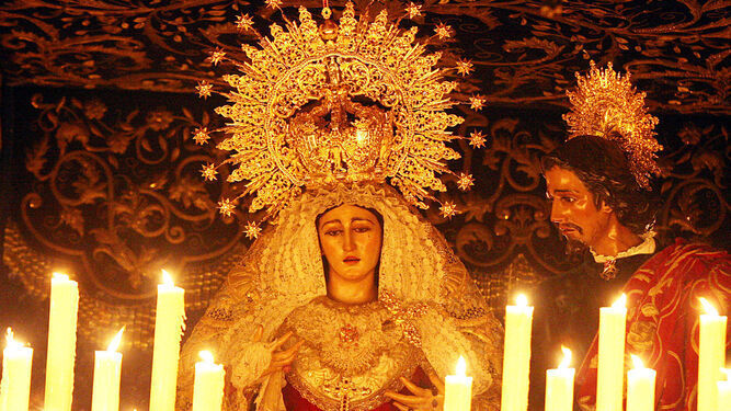 La Virgen de la Amargura acompañada por San Juan.