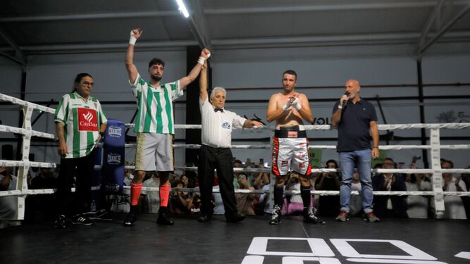 José Luis Navarro, 'El Cazador Jr.' celebra su triunfo ante Mathieu Gomes.