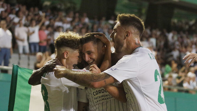 Los jugadores del Córdoba CF celebran un gol durante un partido.