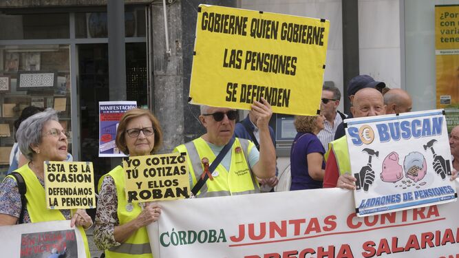 Los pensionistas de Córdoba protestan frente al Ayuntamiento de Córdoba.
