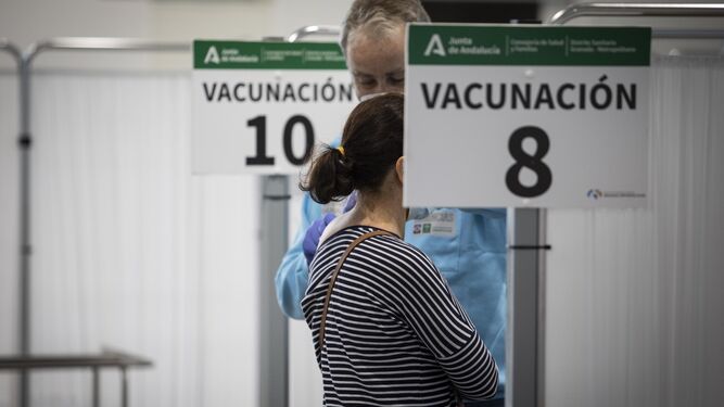 Una mujer recibe la vacuna anti-Covid en un vacunódromo.