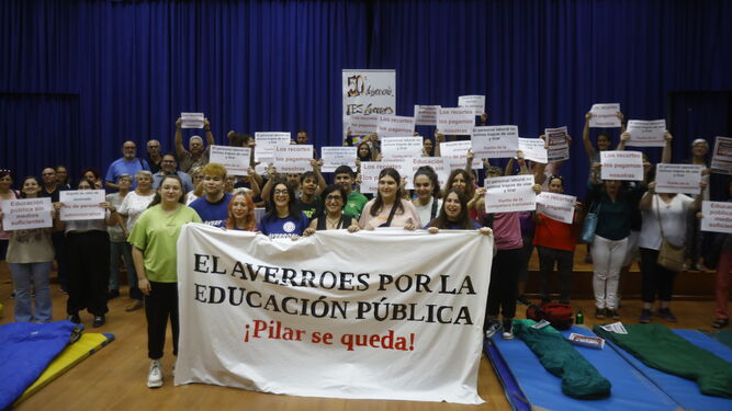 Grupo de personas protestan en el instituto Averroes de Córdoba.