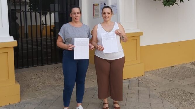 Dos de las ciudadanas que han impulsado la recogida de firmas para pedir pediatra y matrona.