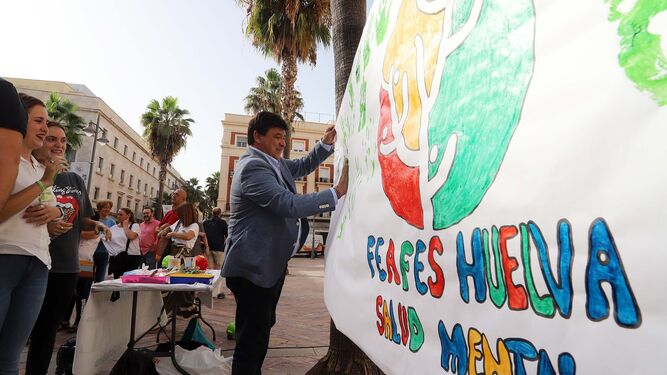Gabriel Cruz deja su huella en el cartel que se ha pintado en la puerta del Ayuntamiento.