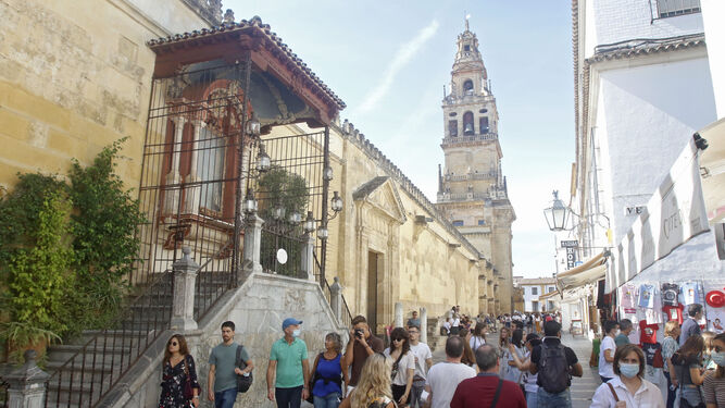 Varias personas por las calles del Casco Histórico de Córdoba.