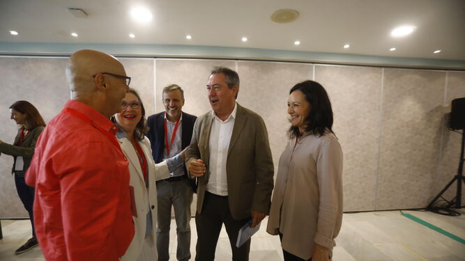 Espadas junto a Rafi Crespín y el diputado socialista Antonio Hurtado.