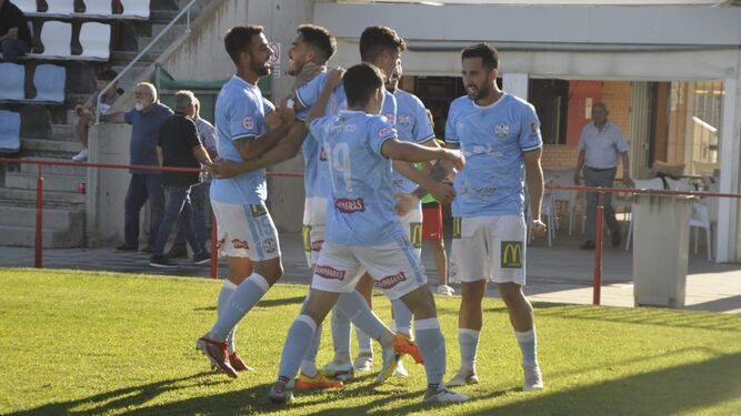 Los jugadores del Ciudad de Lucena celebran un gol.