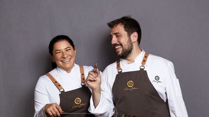 Karla Hoyos y Nico López, los chefs de Cinco Jotas By