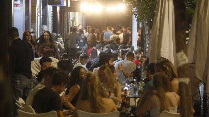 Varios grupos de personas en un bar de copas del centro de Córdoba.