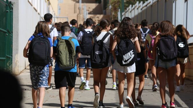 Alumnos en la entrada de un instituto de Málaga.