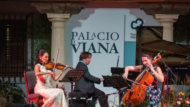 La violinista Aida Ayupova, la violonchelista Liliana Kehayova y el pianista Toshiki Usui, durante su actuación.