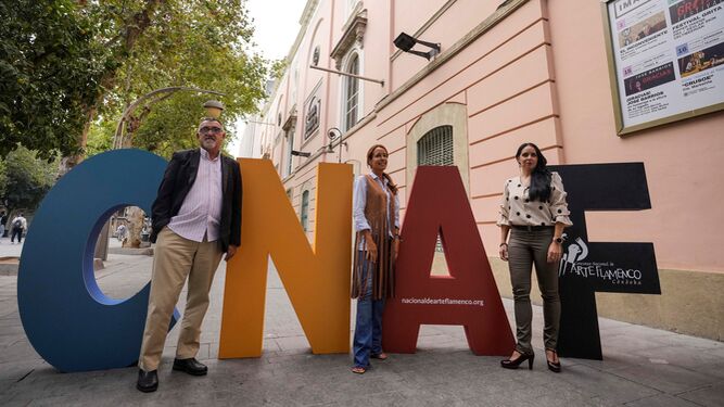 Juan Carlos Limia, Marian Aguilar y Lola Pérez, junto al logo del Concurso Nacional de Arte Flamenco de Córdoba.