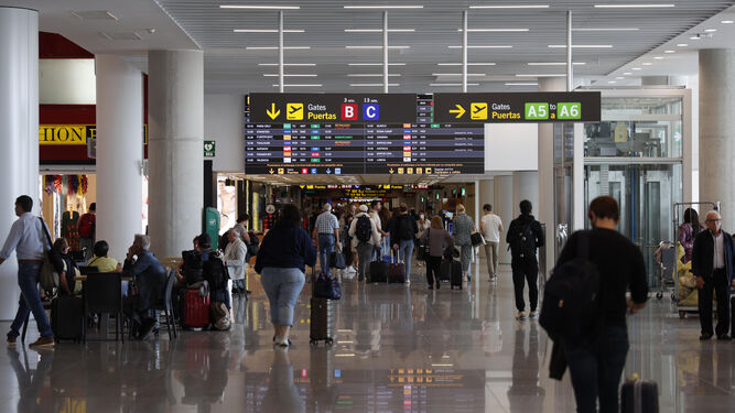 Pasajeros en el Aeropuerto de Sevilla.