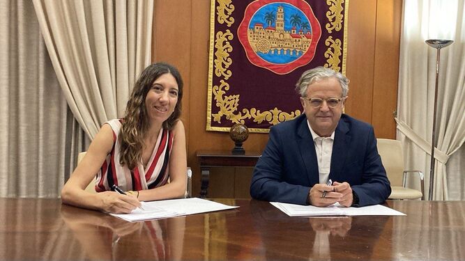 Firma del convenio entre Cajasur y el Ayuntamiento.