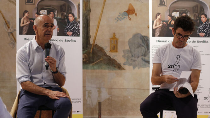 El alcalde de Sevilla Antonio Muñoz y el director de la Bienal Chema Blanco.