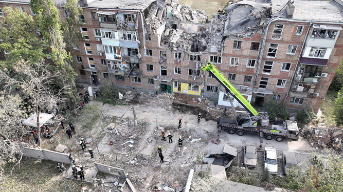 Equipos de rescate trabajan en un edificio residencial destruido por un bombardeo ruso en Mykolaiv.