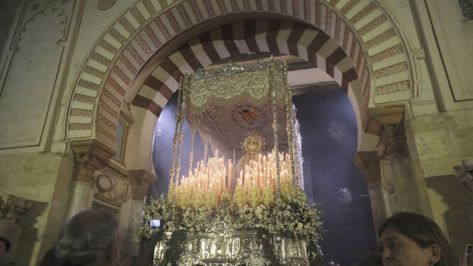 La Virgen de la Paz sale coronada de la Catedral.