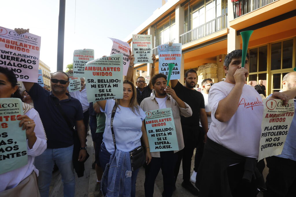La protesta de los comerciantes ambulantes en C&oacute;rdoba, en im&aacute;genes