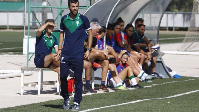 Fran Rodríguez da órdenes a sus jugadoras durante un partido.