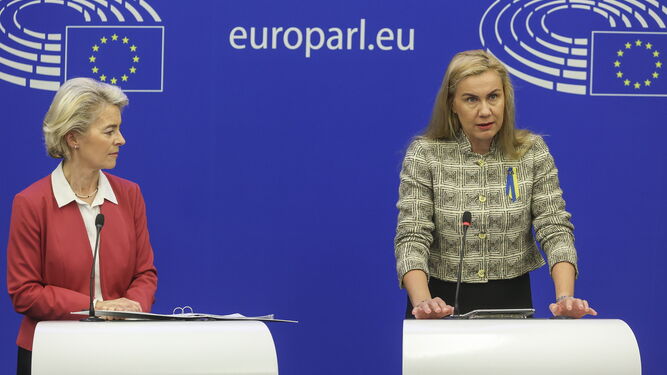 La presidenta de la CE, Ursula Von der Leyen, y la comisaria de Energía, Kadri Simson.