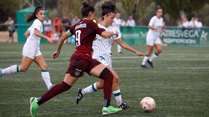 Elisa, del Córdoba Femenino, pugna por el balón en el duelo de la Copa de la Reina ante el DUX Logroño.