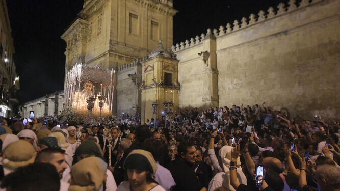 Procesión de la Virgen de la Paz y Esperanza en el entorno de la Mezquita-Catedral.
