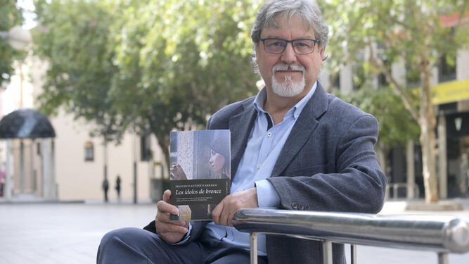 Francisco Antonio Carrasco posa con su último libro, 'Los ídolos de bronce'.
