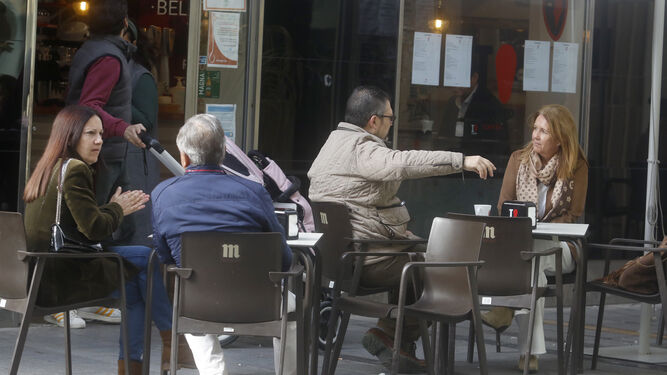 Varias personas en una terraza de Córdoba.
