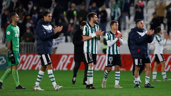 Los jugadores del Córdoba CF saludan a su afición después del duelo de Copa del Rey ante el Sevilla del curso pasado.