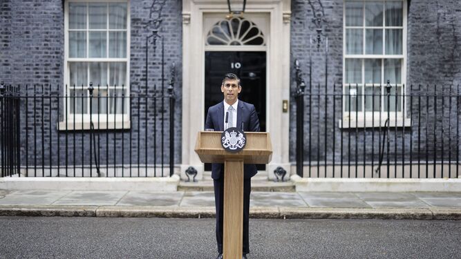 El nuevo primer ministro británico, Rishi Sunak, a su llegada a Downing Street.