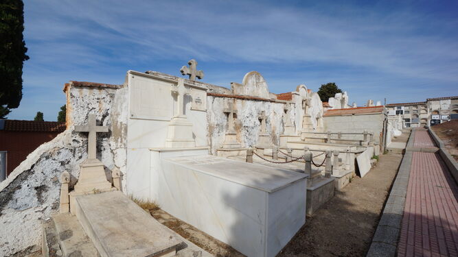 Enterramientos del cementerio francés, antes de su recuperación.