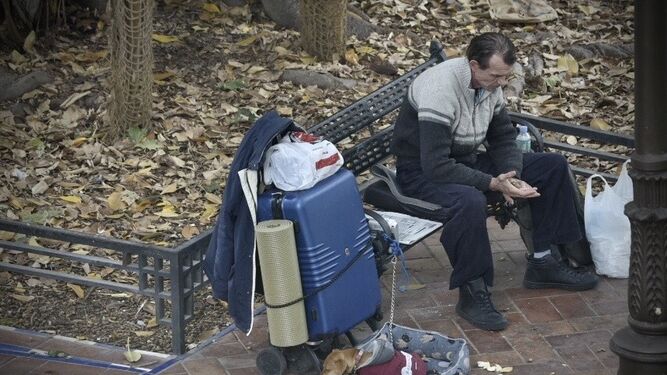 Personas sin hogar en la Plaza de San Pedro en la capital.
