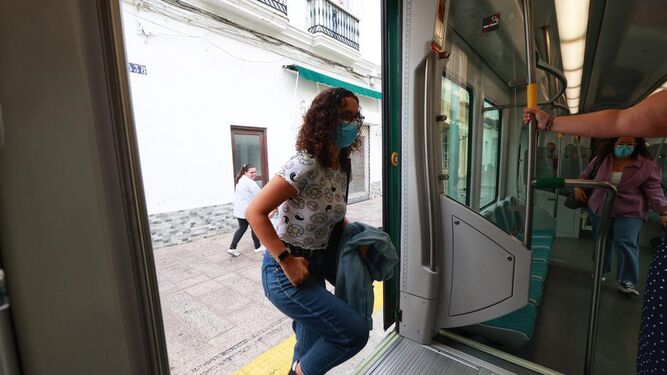 Una viajera se sube al tranvía en una parada de San Fernando.